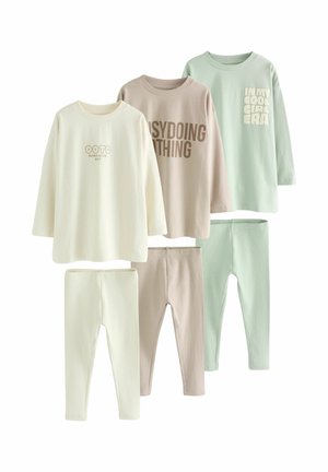 Három hosszú ujjú póló és három leggings szett, lágy, pasztell színekben: krém, világos zöld és világos bézs; nyomtatott szöveget tartalmaz.