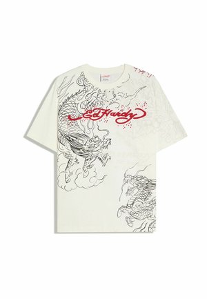 Biele tričko s krátkym rukávom s čiernymi ilustráciami draka a červeným nápisom "Ed Hardy" na hrudi.