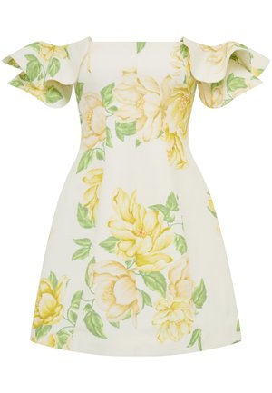 Λευκό φόρεμα με ελεύθερους ώμους, μεγάλο κίτρινο λουλουδάτο μοτίβο και κοντά μανίκια με βολάν, μήκος μέχρι το γόνατο και εφαρμοστό στη μέση.