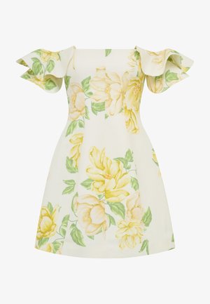 Off-shoulder hvit kjole med stort gult blomstermønster og volangdetaljer på korte ermer, knelengde og innsvingt i midjen.