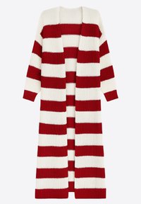 Długi sweter na drutach z pionowymi czerwono-białymi paskami, otwartym przodem i prążkowaną fakturą. Długie rękawy sięgają nadgarstków.
