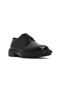 Chaussure habillée en cuir noir avec une finition brillante, bout arrondi et semelle épaisse à crampons. Présente un design traditionnel à lacets et des détails de couture minimaux.