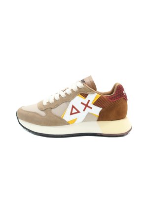 Sneaker beige con tomaia in suede e rete, dettagli bianchi e gialli, controreno marrone e pannello rosso testurizzato. Suola in gomma spessa.