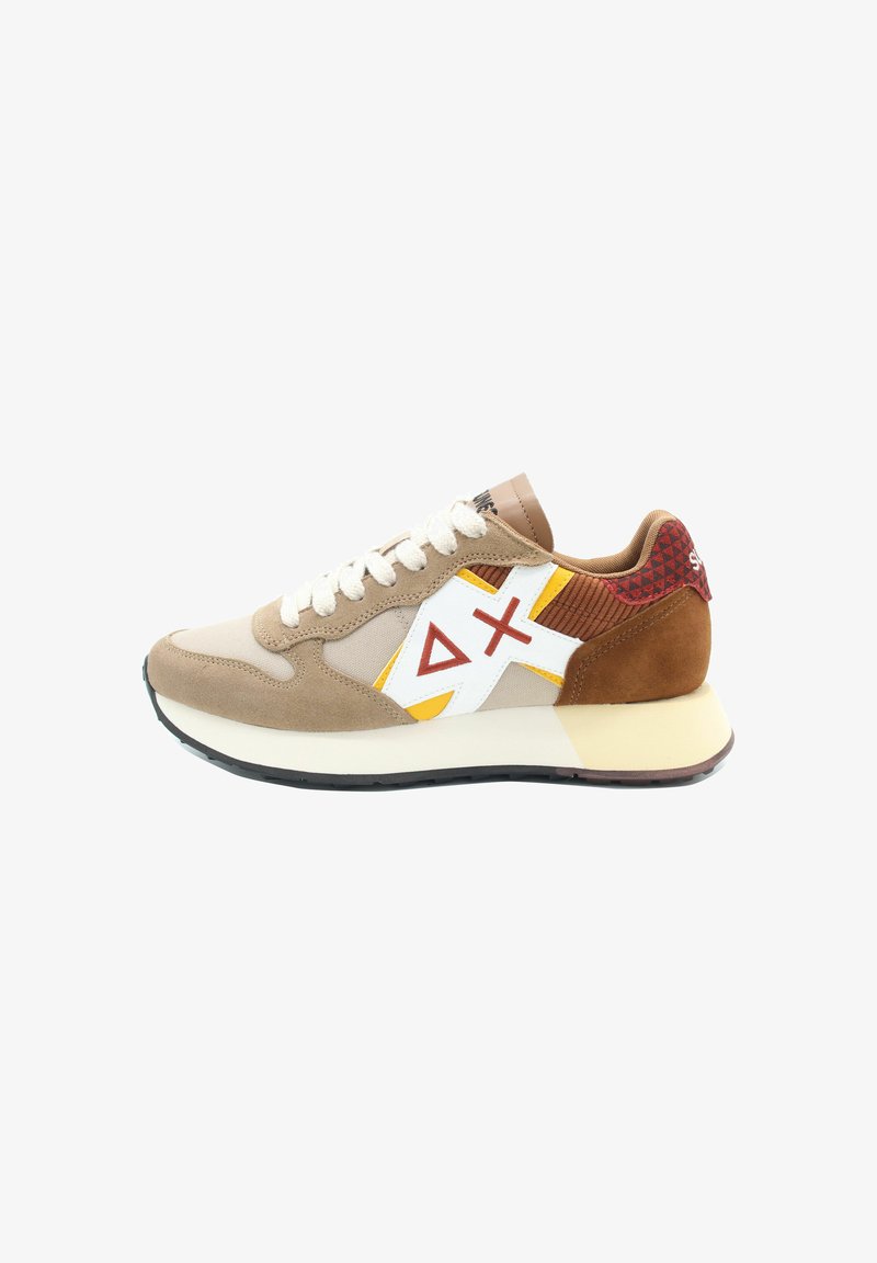 Sneaker beige con tomaia in suede e rete, dettagli bianchi e gialli, controreno marrone e pannello rosso testurizzato. Suola in gomma spessa.