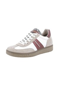 Sneaker bassa casual in suede beige, corpo in pelle bianca, strisce bordeaux, lacci bianchi e suola in gomma marrone maculato.