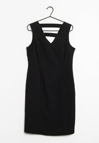 Robe noire sans manches avec un décolleté en V plongeant, présentant trois bandes horizontales dans le dos et des coutures ajustées pour une silhouette cintrée.