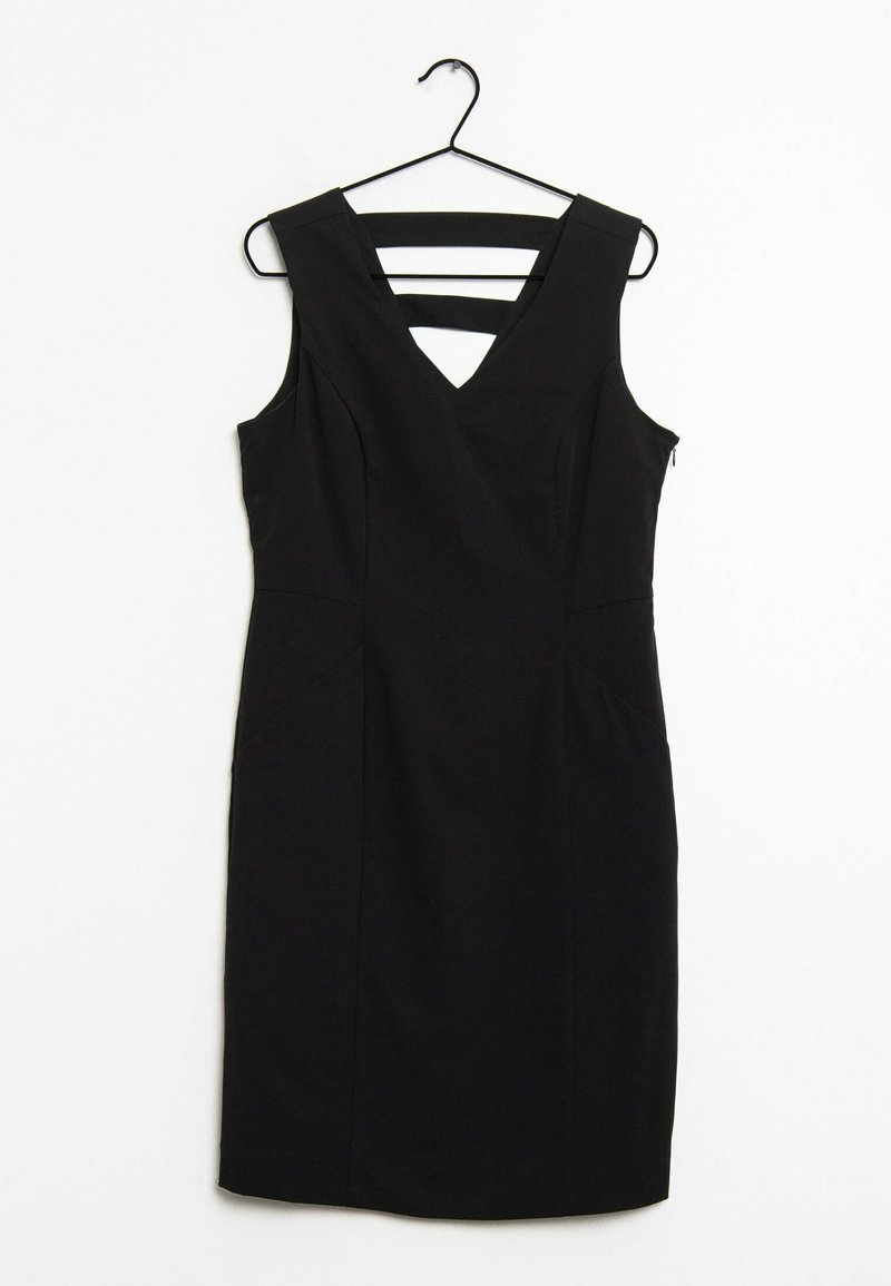 Robe noire sans manches avec un décolleté en V plongeant, présentant trois bandes horizontales dans le dos et des coutures ajustées pour une silhouette cintrée.