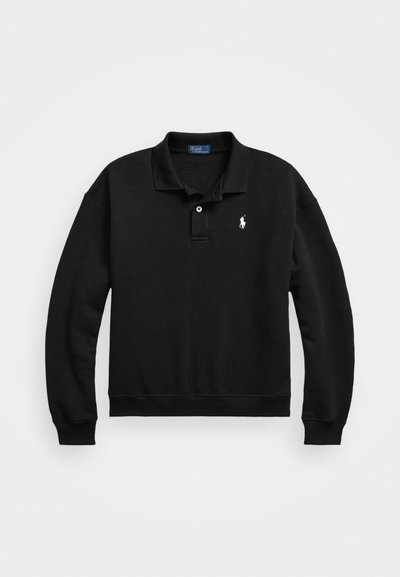 Svart polo sweatshirt laget av myk stoff, med klassisk krage, treknappslukking og en liten hvit logo på venstre bryst.
