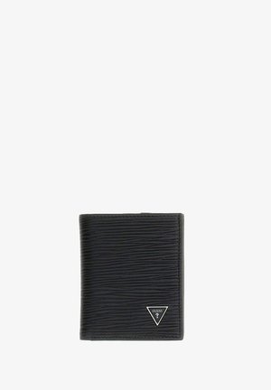 Portafoglio bifold nero con texture e piccolo logo triangolare Guess color argento nell'angolo inferiore destro su sfondo bianco.