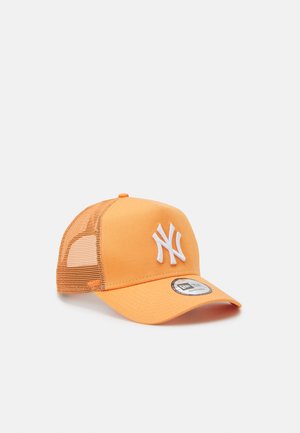 Orange Trucker-Cap mit solidem Vorderteil, weißem gesticktem "NY"-Logo und Netzrückseiten. Mit gebogenem Schirm und verstellbarem Riemen.