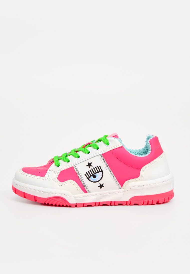 Kolorowe sneakersy z różowo-białą skórzaną cholewką, zielonymi sznurówkami, puszystą turkusową wyściółką oraz grafiką oka z gwiazdkowymi akcentami.