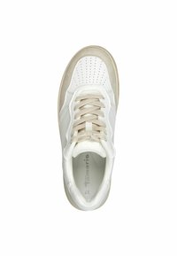 Sneaker bianco con tomaia in pelle liscia, area delle dita forata e suola in gomma beige. Presenta lacci piatti di un delicato beige e un design con punta rotonda.