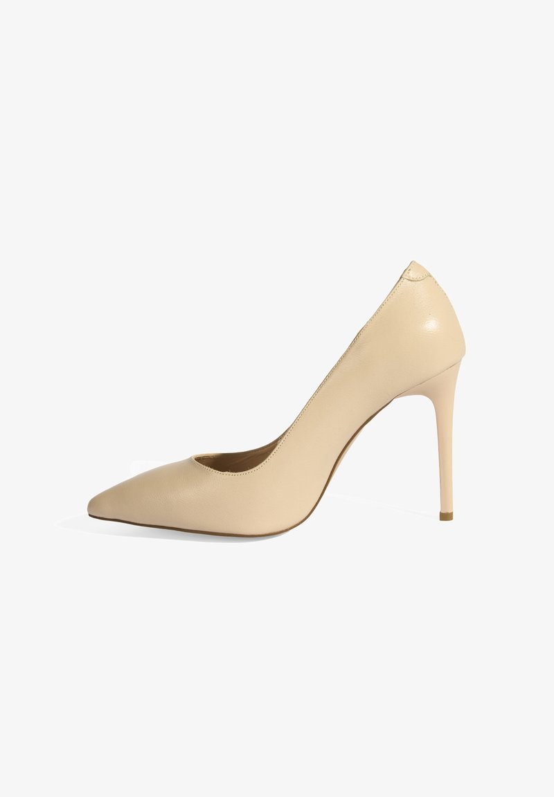 Escarpin en cuir beige à talon haut avec un bout pointu, une silhouette élégante et un talon aiguille étroit. Texture lisse avec des détails de design minimalistes.