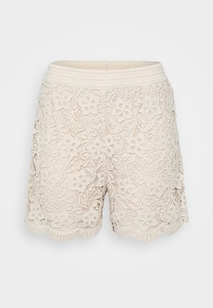 Pantalones cortos de encaje en beige claro con patrones florales, dobladillo en forma de concha y una cinturilla texturizada, que presentan un detallado intrincado en toda su superficie.