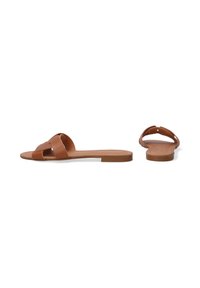Brune læderslidesandaler med flad sål, der har to brede, krydsede stropper og et minimalistisk design.
