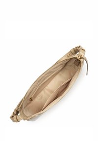 Borsa a pochette in pelle beige testurizzata con zip dorata e tasca interna. Spaziosa, con un rivestimento in tessuto liscio. Accentuata da un manico annodato.