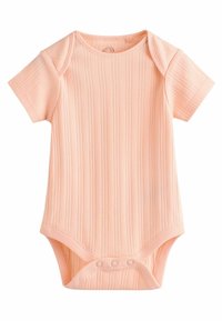 Lyhythihainen vauvan bodysuit pehmeästä persikanvärisestä ribbikankaasta. Omistaa pyöreän kaula-aukon ja nepparit alhaalla helppoa pukeutumista varten.