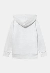 Sudadera blanca con capucha hecha de tela suave, que presenta un bolsillo tipo canguro, puños acanalados y un cuello cosido.