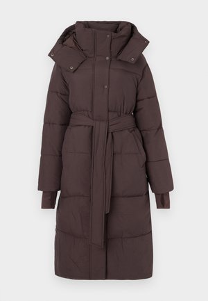 Chocoladebruine, lange pufferjas met een getailleerde taille, hoge kraag, afneembare capuchon, drukknopen en zijzakken.
