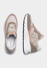 Beżowe i taupe sneakersy z górą z zamszu i tekstyliów, białą gumową podeszwą i błyszczącymi akcentami. Posiadają sznurówki i detale z logo.