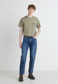 DOCKERS GRAPHIC TEE - Tricou cu imprimeu - khaki