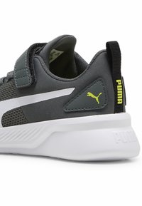 Puma FLYER RUNNER V PS - Scarpe da corsa su strada - mineral gray white  black