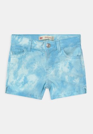 Jasnoniebieskie szorty dla niemowląt w stylu tie-dye z frontowymi kieszeniami, szlufkami na pasek, metalowym zapięciem na guzik oraz metką z napisem "Shorty Short."