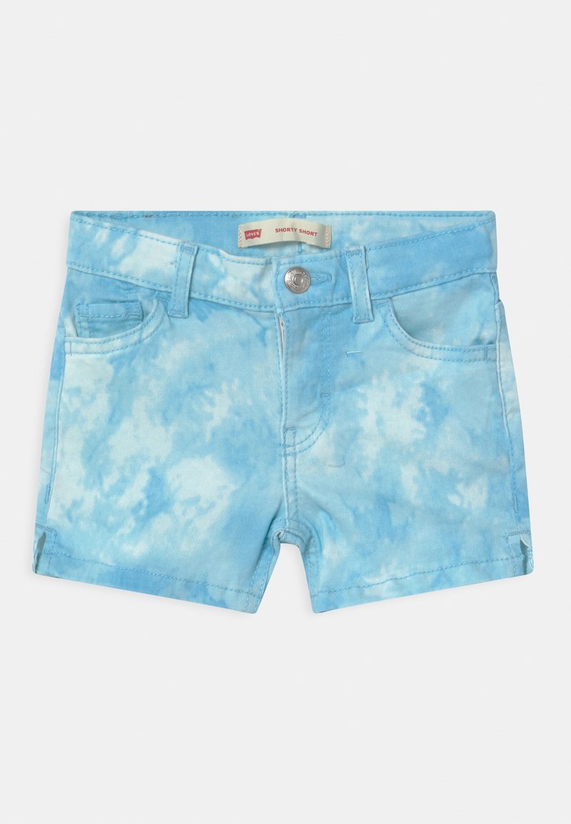 Shorts pour tout-petits en tie-dye bleu clair avec poches avant, passants de ceinture, fermeture à bouton en métal, et une étiquette indiquant "Shorty Short."