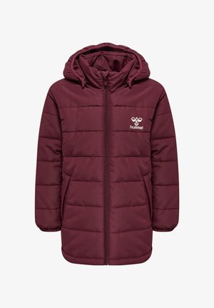 Bordeauxfarvet polstret jakke med hætte, lynlås og sidelommer. Indeholder syninger i paneler og en hvid logo på brystet.