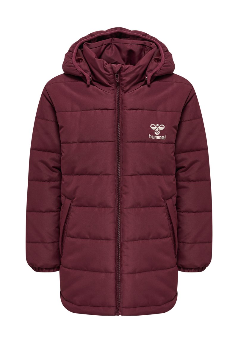 Bordowy pikowany płaszcz z kapturem, zamkiem błyskawicznym i bocznymi kieszeniami. Posiada przeszywane panele i biały logotyp na piersi.