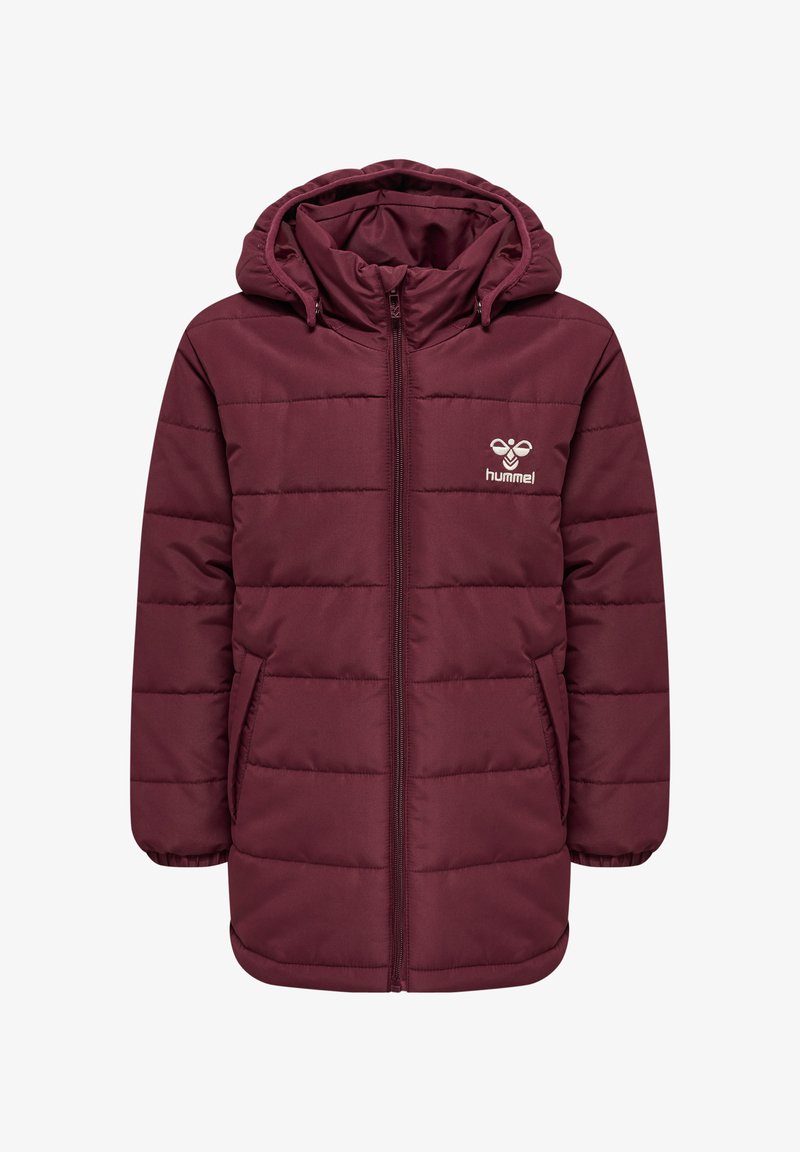 Bordowy pikowany płaszcz z kapturem, zamkiem błyskawicznym i bocznymi kieszeniami. Posiada przeszywane panele i biały logotyp na piersi.