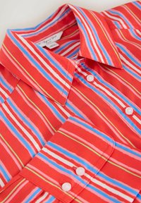 Červená pásikavá košeľa s vertikálnymi pruhmi v ružovej, modrej a zelenej farbe. Klasický golier s bielymi gombíkmi a hladkou textúrou látky.