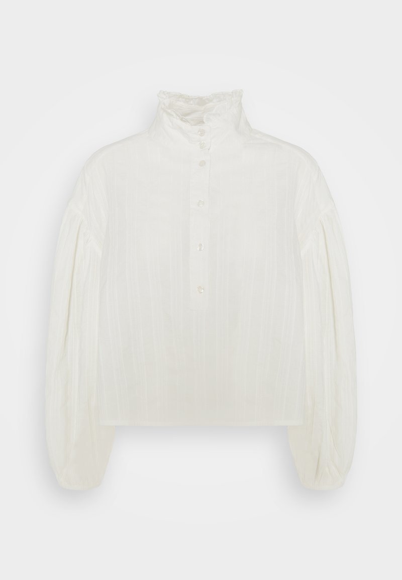 Blouse blanche à manches longues avec un col haut à volants, une patte de boutonnage et des manches légèrement bouffantes.