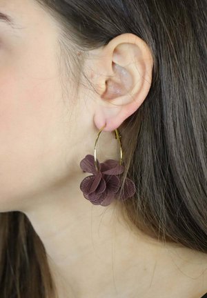 Złote kolczyki koła z dużym, ciemnoczerwonym kwiatem o warstwowych płatkach i teksturowanym wzorze.