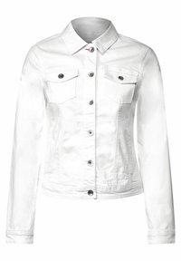 Chaqueta de mezclilla blanca con mangas largas, cuello, dos bolsillos delanteros y cierre de botón. Presenta detalles en hardware plateado y un diseño limpio.