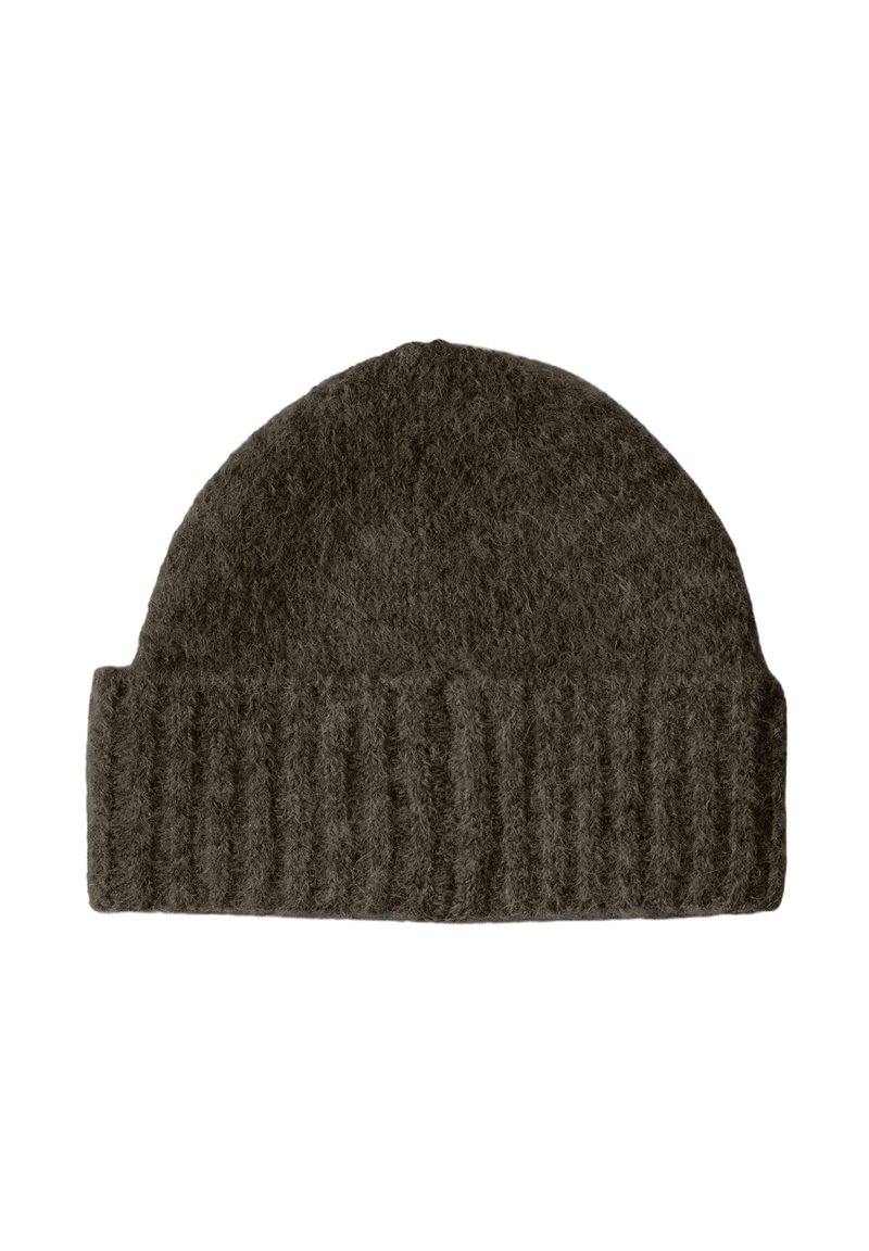 Gorro de punto gris oscuro con puño acanalado, hecho de material suave y peludo; parte superior redondeada; la textura parece cálida y acogedora.