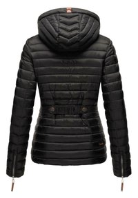 Veste matelassée noire à capuche avec coutures horizontales, taille cintrée avec détail de boutons et poignets zippés aux manches longues.