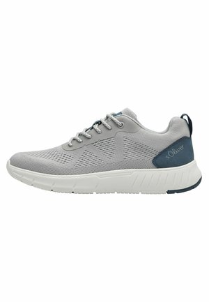Baskets de sport gris clair avec tige en mesh, détails texturés et semelle blanche plate. Présente un accent bleu foncé au niveau du talon et des lacets réfléchissants.