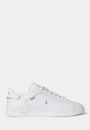 Baskets basses blanches avec lacets, broderie du logo Polo sur le côté et marquage en relief Polo sur la semelle et la languette du talon.