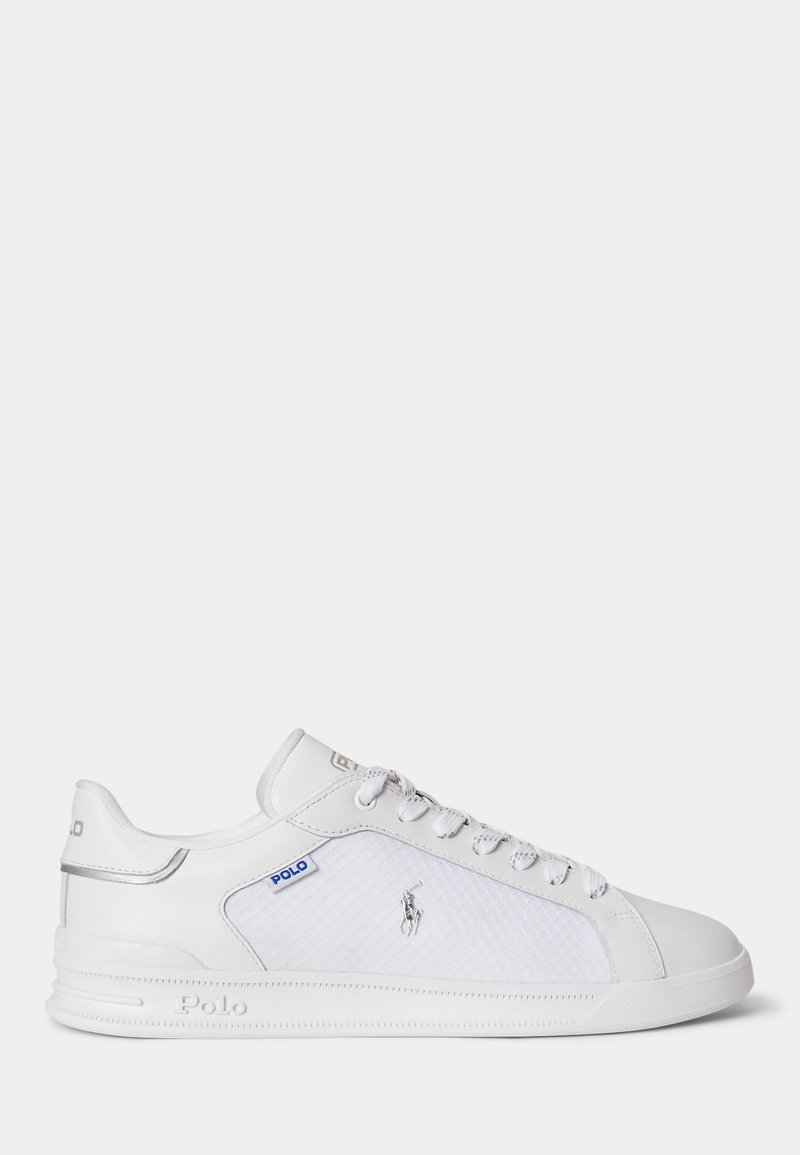 Baskets basses blanches avec lacets, broderie du logo Polo sur le côté et marquage en relief Polo sur la semelle et la languette du talon.
