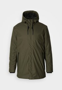 Olivengrøn vandtæt jakke med hætte, frontlynlås, to sidelommer og sorte detaljer på manchetter og snore. Glat, mat tekstur.