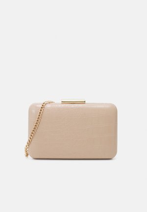 Pochette rectangulaire beige avec texture crocodile, fermoir doré et bandoulière chaîne assortie en or sur fond uni.