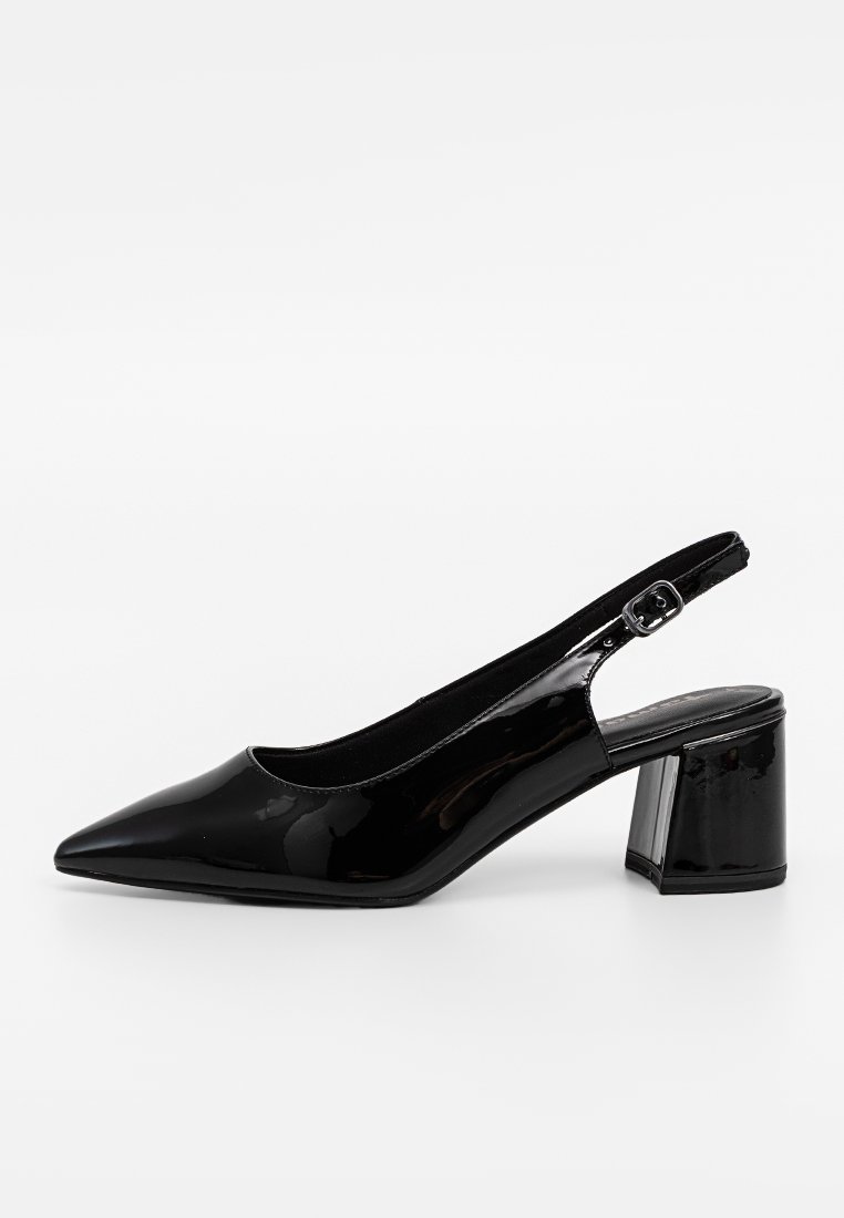 Schwarzer Slingback-Schuh mit spitzem Zehen, glänzender Lackoberfläche und einem klobigen Absatz. Verfügt über einen verstellbaren Riemen für eine bessere Passform.