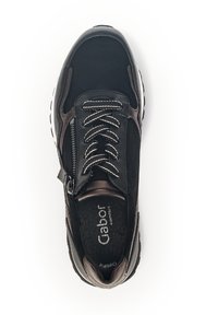 Schwarze Wildleder-Sneaker mit braunen Lederakzenten, strukturiertem Fußbett, kontrastierenden Schnürsenkeln und seitlichem Reißverschluss. Auffälliges Markenlogo auf der Zunge.