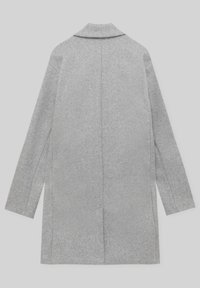 Manteau en laine gris avec une silhouette longue, un col cranté et des manches longues. Présente des lignes nettes et une finition lisse et texturée.