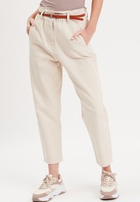 Cache Cache SLOUCHY-MIT GÜRTEL - Trousers - ecru