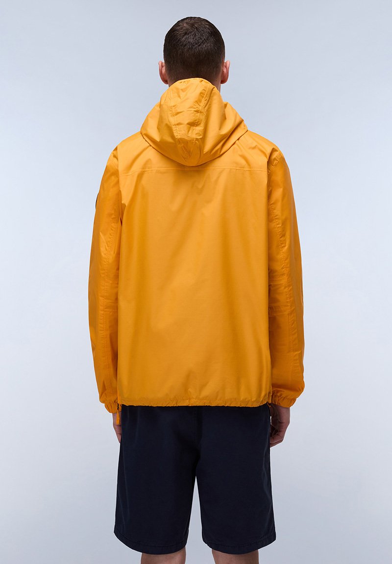 Gelb, leichte Jacke mit Kapuze, elastischen Bündchen und leicht strukturiertem Finish, getragen mit dunklen Shorts, von hinten betrachtet.