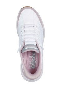Zapato slip-on blanco de Skechers con parte superior acolchada, ligeros acentos en rosa, lengüeta gris y plantilla acolchada con la marca "Slip-ins".