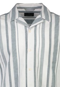 Heren overhemd met verticale witte en grijze strepen, puntige kraag en drie zichtbare knopen.