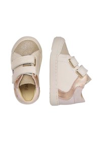Sneaker per bambini in tonalità beige e rosa, con una tomaia testurizzata, strap a velcro doppi e design con punta arrotondata.